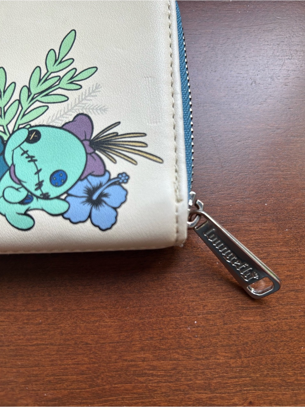 Loungefly x Disney Lilo & Stitch Zip Around Wallet featuring Upside-down Stitch - Picture 3 of 10